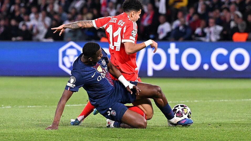 Luis D&iacute;az holt gegen Willian Pacho einen Strafsto&szlig; f&uuml;r Bayern heraus.