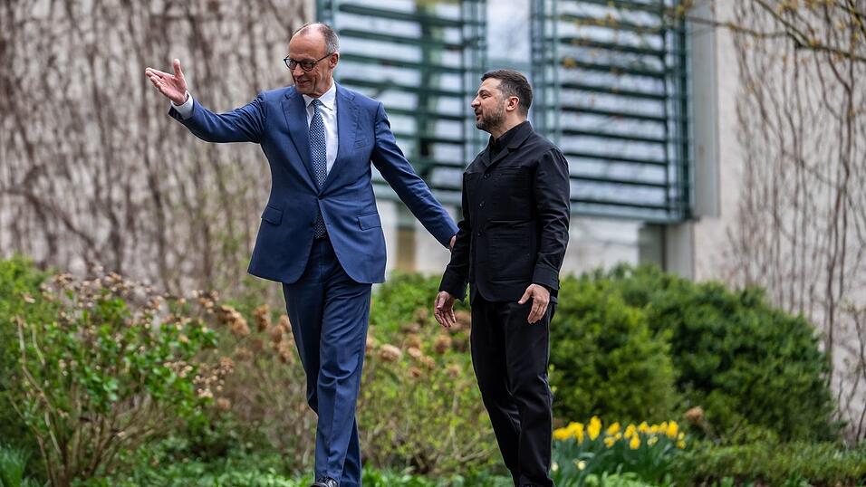 Kanzler Friedrich Merz schlägt einen neuen Weg für die Ukraine vor. (Archivbild) Kanzler Friedrich Merz schlägt einen neuen Weg für die Ukraine vor. (Archivbild)