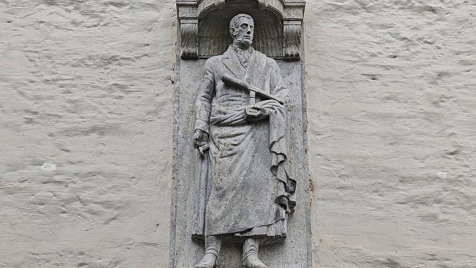 Denkmal mit ein bisschen Verspätung: Fraunhofer am Herzogschloss. Denkmal mit ein bisschen Verspätung: Fraunhofer am Herzogschloss.