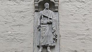 Denkmal mit ein bisschen Verspätung: Fraunhofer am Herzogschloss. Denkmal mit ein bisschen Verspätung: Fraunhofer am Herzogschloss.