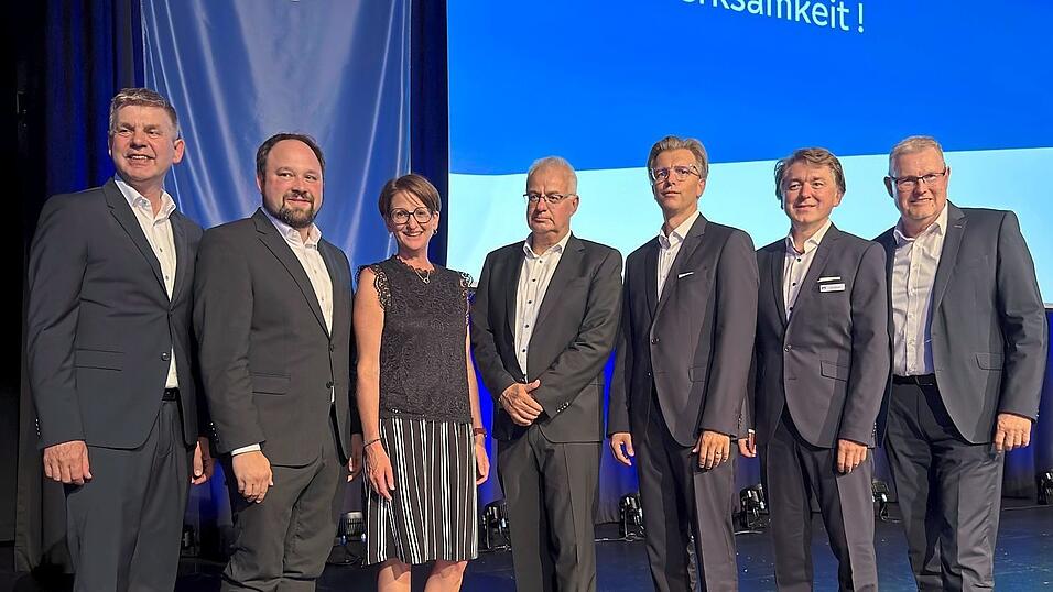 Aufsichtsräte und Vorstandsmitglieder: Christian Beck (v. links) , Hans-Peter Deifel, Kerstin Schanzer, Stefan Pritscher, Marco Rebl, Josef Wittmann und Gottfried Kneißl. Aufsichtsräte und Vorstandsmitglieder: Christian Beck (v. links) , Hans-Peter Deifel, Kerstin Schanzer, Stefan Pritscher, Marco Rebl, Josef Wittmann und Gottfried Kneißl.