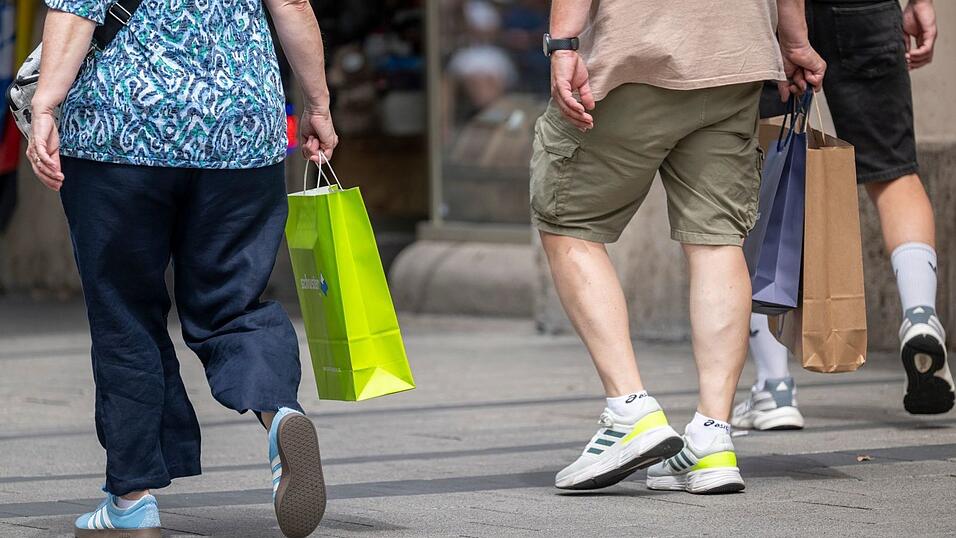 Shoppen f&uuml;r sich selbst: F&uuml;r viele Bundesb&uuml;rger geh&ouml;rt das nach einer Umfrage zu Leben dazu