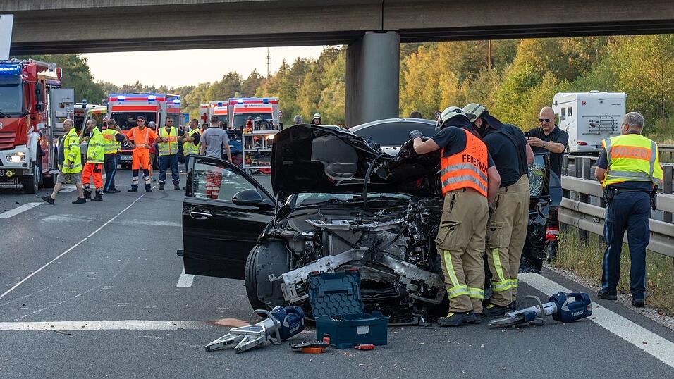 Mehrere Fahrzeuge sind auf der A73 bei Bamberg in einen Unfall verwickelt. Mehrere Fahrzeuge sind auf der A73 bei Bamberg in einen Unfall verwickelt.