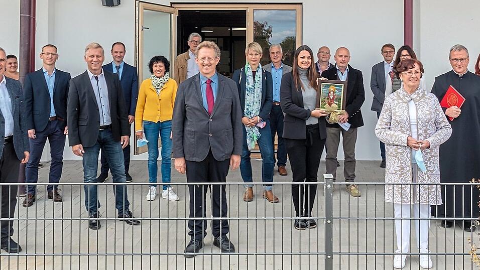Die geladenen G&auml;ste vor dem Erweiterungsbau des Kindergartens St. Gunther.