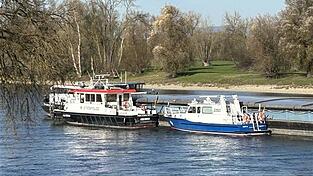 Aufgrund eines Fahrfehlers hat sich das Gütermotorschiff „Nibelungen' in der Donau nahe Osterhofen festgefahren.   