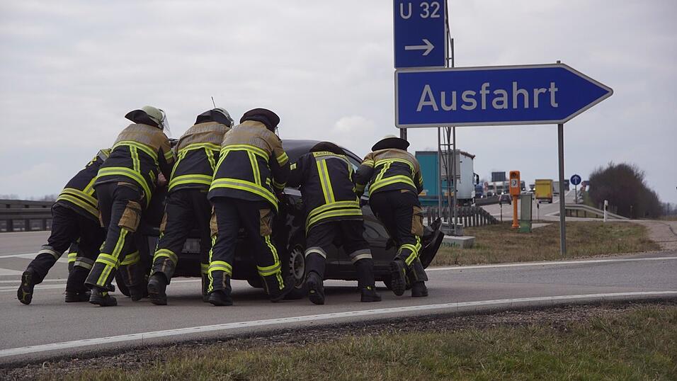 Auf der A3 bei Wörth ist am Dienstagmittag ein Opel-Fahrer in die Leitplanke gekracht und leicht verletzt worden. Auf der A3 bei Wörth ist am Dienstagmittag ein Opel-Fahrer in die Leitplanke gekracht und leicht verletzt worden.