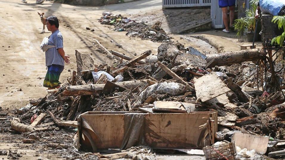 Trümmer entlang einer Straße auf den Philippinen. Trümmer entlang einer Straße auf den Philippinen.