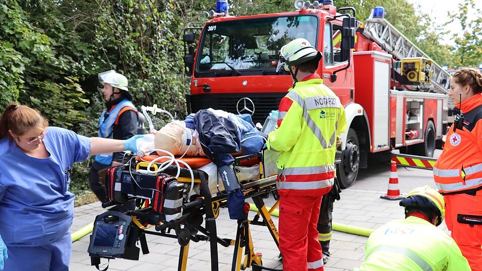 Ein Notarzt der Kreisklinik W&ouml;rth versorgt bei einer Gro&szlig;&uuml;bung im September 2023 eine &Uuml;bungspuppe. Rund 15 ausgebildete Not&auml;rzte geh&ouml;ren derzeit zum Team der Kreisklinik und &uuml;bernehmen Schichtdienste im Rettungsdienst. (Archivfoto)