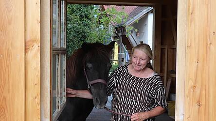 Reittherapeutin, Körperarbeitstrainerin und Betreiberin des Reiterhofs Schönerting, Karin Azhar mit Gandur im neuen Therapiegebäude. Reittherapeutin, Körperarbeitstrainerin und Betreiberin des Reiterhofs Schönerting, Karin Azhar mit Gandur im neuen Therapiegebäude.