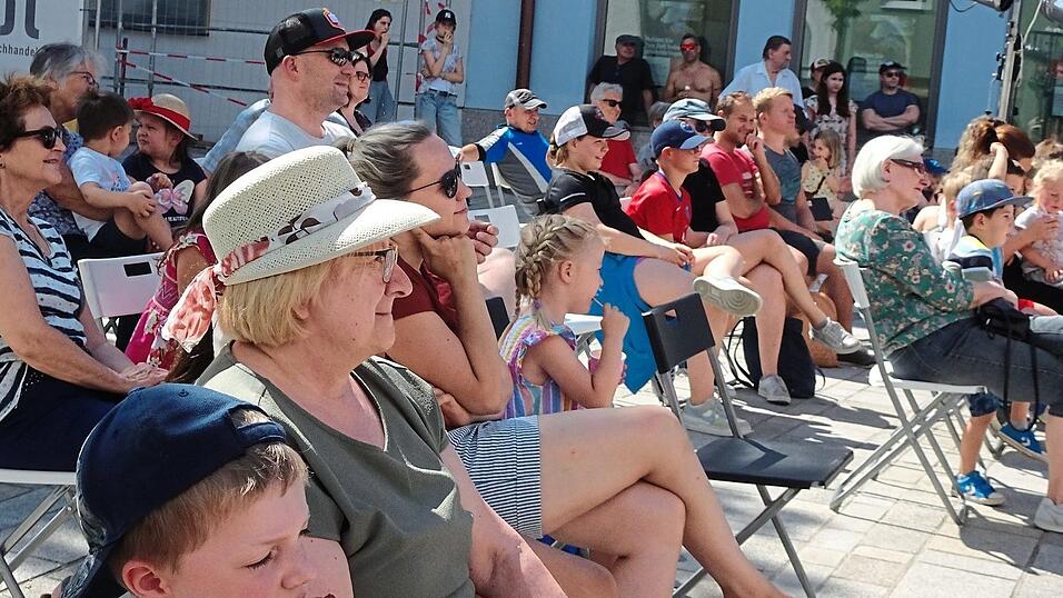 Viele kleine und große Besucher beim Kindertheater. Viele kleine und große Besucher beim Kindertheater.