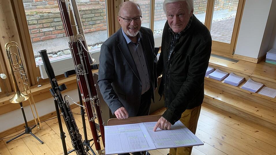 Gerhardt Boesl (r.) und Erwin Weber besprechen die Partitur. Gerhardt Boesl (r.) und Erwin Weber besprechen die Partitur.