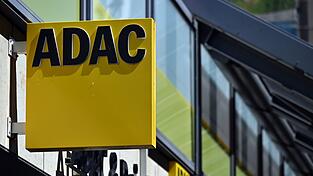 Der ADAC Südbayern wirbt angesichts gestiegener Unfallzahlen mit jungen Fahrern für Fahrtraining. (Symbolbild) Der ADAC Südbayern wirbt angesichts gestiegener Unfallzahlen mit jungen Fahrern für Fahrtraining. (Symbolbild)