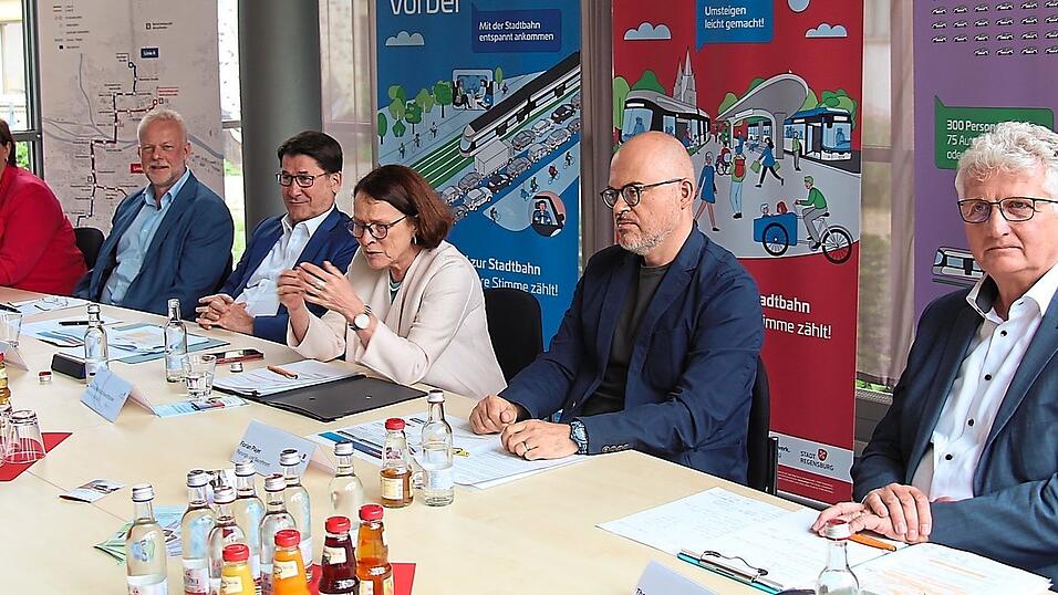 Sandra Sch&ouml;nherr (von links), Frank Steinwede, Manfred Koller, Gertrud Maltz-Schwarzfischer, Florian Plajer und Thomas Feig stellten die Berechnungen f&uuml;r eine erweiterte E-Busflotte vor.