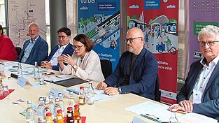 Sandra Sch&ouml;nherr (von links), Frank Steinwede, Manfred Koller, Gertrud Maltz-Schwarzfischer, Florian Plajer und Thomas Feig stellten die Berechnungen f&uuml;r eine erweiterte E-Busflotte vor.