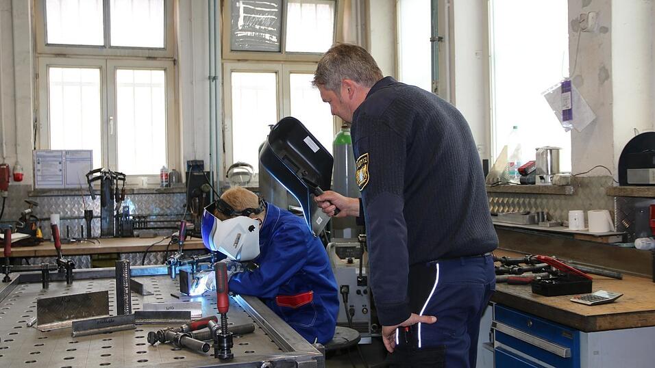 Der 24-j&auml;hrige Lukas freut sich, dass er in der Schwei&szlig;erei &bdquo;so produktiv arbeiten darf&ldquo;. Durch die Ausbildung bleibt man immer auf dem Laufenden, findet Betriebsleiter Andreas Wild, der ihn anleitet.