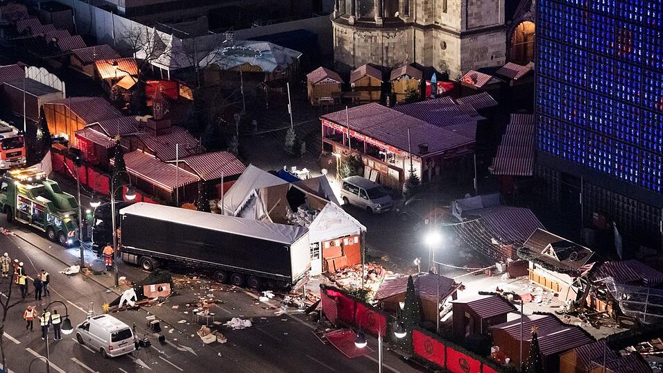 Auch bei einem islamistischen Anschlag auf den Weihnachtsmarkt am Breitscheidplatz in Berlin war am 19. Dezember 2016 ein Terrorist nahe der Gedächtniskirche mit einem Lastwagen in eine Menschenmenge gefahren. (Archivbild)