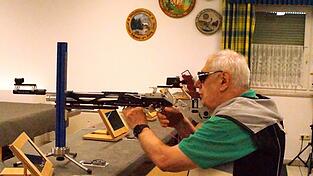 Schützenmeister Rudi Mühlbauer demonstriert, wie das Auflageschießen funktioniert. Bei Wettkämpfen ist das ab dem 51. Lebensjahr erlaubt. Ab 66 Jahren darf auch im Sitzen geschossen werden. Schützenmeister Rudi Mühlbauer demonstriert, wie das Auflageschießen funktioniert. Bei Wettkämpfen ist das ab dem 51. Lebensjahr erlaubt. Ab 66 Jahren darf auch im Sitzen geschossen werden.