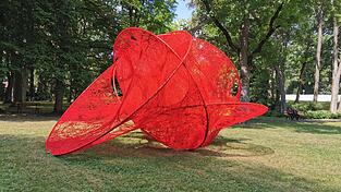Die Japanerin Chiharu Shiota hat in ihrer Installation 'Götterdämmerung' wieder zum roten Faden gegriffen - wie die Nornen. Die Japanerin Chiharu Shiota hat in ihrer Installation 'Götterdämmerung' wieder zum roten Faden gegriffen - wie die Nornen.