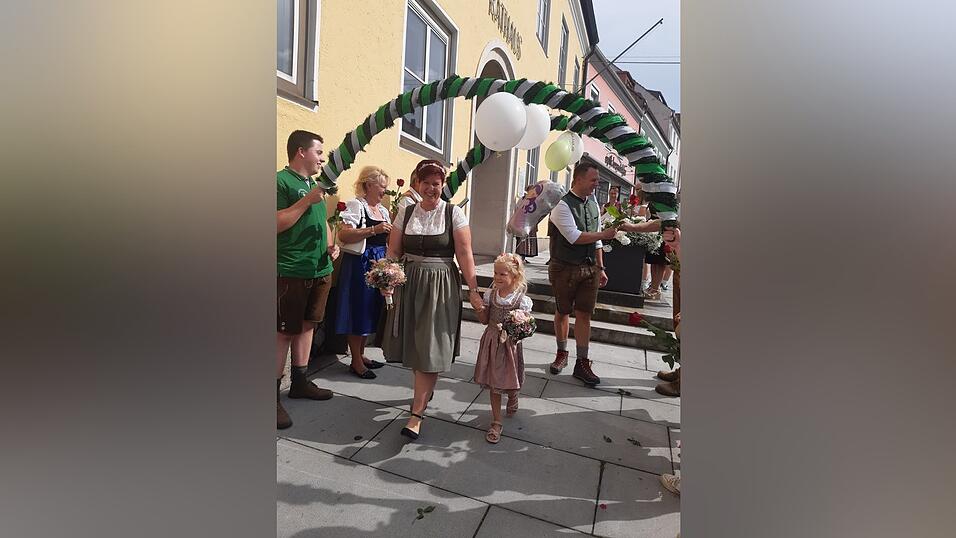 Das Brautpaar durfte durch ein Spalier schreiten.