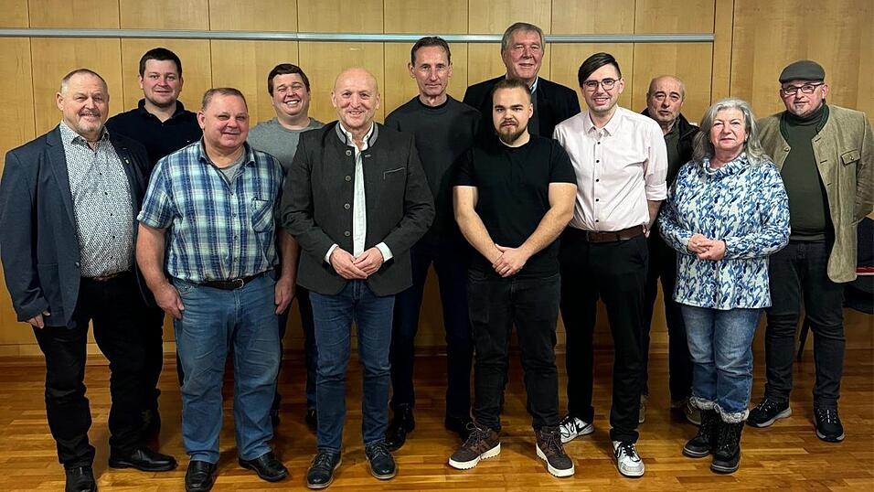 B&uuml;rgermeister Franz Aster (5.v.l), Festwirt Josef Aicher (6. v.l.) sowie die Mitglieder des Volksfestausschusses, Brauereidirektor Georg Reichert (5.v.r.) und Robert Dullinger von der Brauerei Graf Arco (1.v.r.)