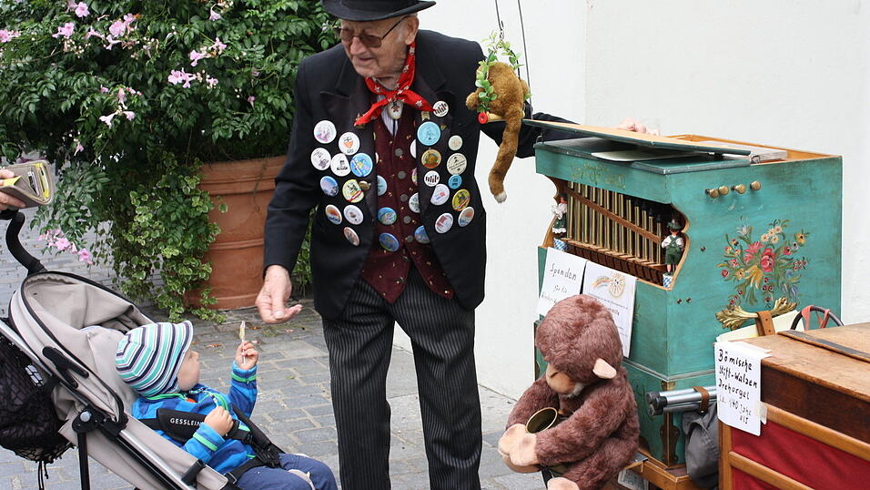 Die Bluval-Klangwolke schwebte am Samstag über Straubing. Die Bluval-Klangwolke schwebte am Samstag über Straubing.