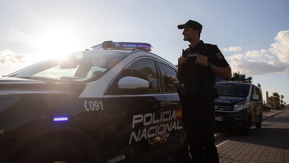 Die spanische Polizei hat eine internationale operierende Bande zerschlagen, die von Spanien aus synthetische Drogen nach Nordafrika schmuggelte und von dort auf der Rückfahrt Migranten nach Spanien brachte. Die spanische Polizei hat eine internationale operierende Bande zerschlagen, die von Spanien aus synthetische Drogen nach Nordafrika schmuggelte und von dort auf der Rückfahrt Migranten nach Spanien brachte.