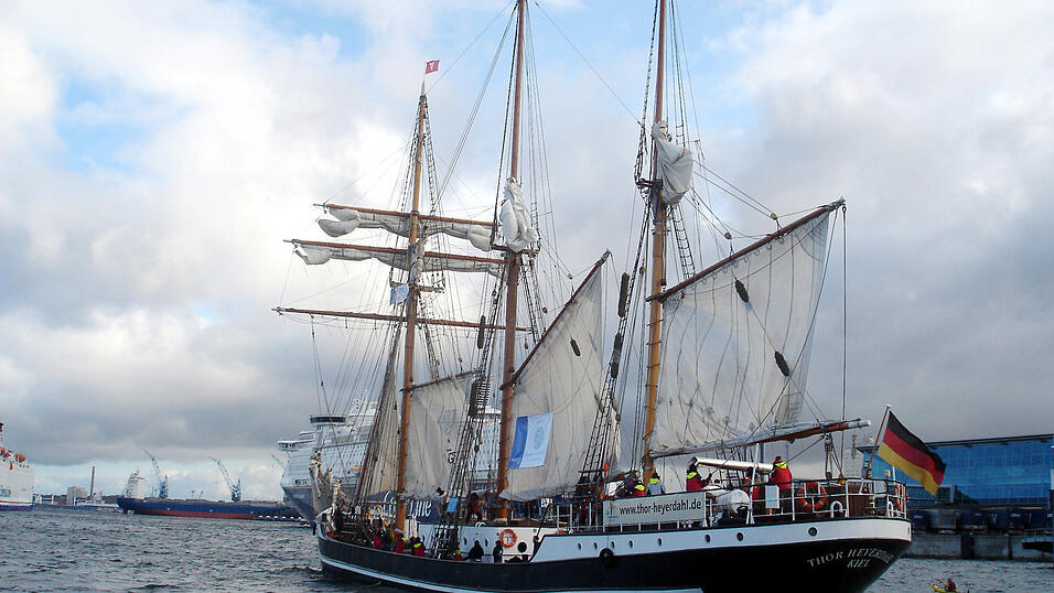 'Thor Heyerdahl' beim Verlassen des Hafens in Kiel.