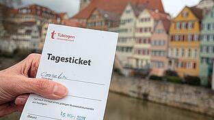 Geht es nach Wirtschaftsminister Hubert Aiwanger, sollen neben T&uuml;bingen auch in Bayern negativ Getestete etwa mit Tagestickets wieder in die Innenst&auml;dte zum Einkaufen d&uuml;rfen.