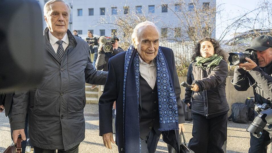 Joseph Blatter (r) muss sich wegen einer Millionenzahlung erneut vor Gericht verantworten. Joseph Blatter (r) muss sich wegen einer Millionenzahlung erneut vor Gericht verantworten.