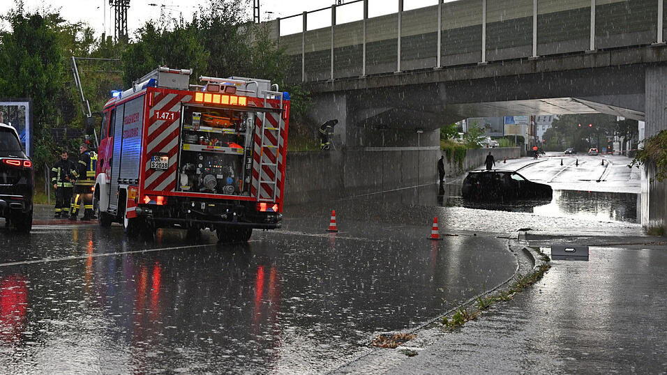 In der Unterführung der Äußeren Passauer Straße war Endstation für dieses Auto. In der Unterführung der Äußeren Passauer Straße war Endstation für dieses Auto.