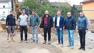 Für Andreas und Peter Kopp (von links) ist der offizielle Baustart für die neue Produktionsstätte ein besonderer Tag. „So etwas baut man nicht alle Tage“, bekennen die beiden Brauer. Für ihren Neubau haben sie nur auf regionale Firmen zurückgegriffen.