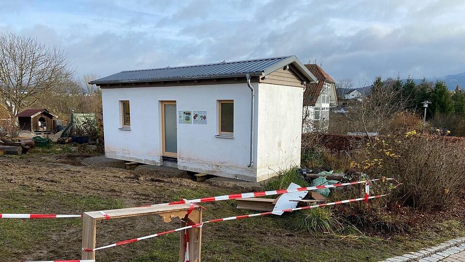 Erbaut von Chamer Berufssch&uuml;lern als potenzieller R&uuml;ckzugsort f&uuml;r Obdachlose. Aber warum befindet sich das Tinyhaus nun auf einem Privatgrundst&uuml;ck am Schinderbuckel?