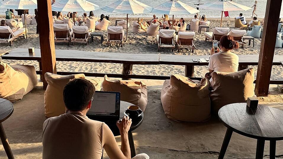 Am Strand von Canggu wird morgens gesurft und dann im Café gearbeitet. Am Strand von Canggu wird morgens gesurft und dann im Café gearbeitet.