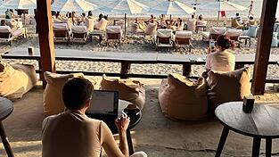 Am Strand von Canggu wird morgens gesurft und dann im Café gearbeitet. Am Strand von Canggu wird morgens gesurft und dann im Café gearbeitet.