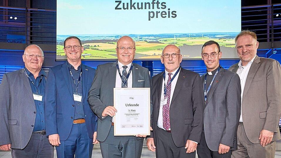 Die Vertreter aus Schierling mit (v. l.) Klimaschutzmanager Franz Hien, Rathaus-Geschäftsleiter und Vorstand des Kommunalunternehmens Manuel Kammermeier, Bürgermeister Christian Kiendl, Vorstand Fritz Wallner, Pfarrer Bernhard Pastötter und MdB Peter Aumer wurden mit dem 3. Platz beim „Zukunftspreis Deutsche Energie“ belohnt. Die Vertreter aus Schierling mit (v. l.) Klimaschutzmanager Franz Hien, Rathaus-Geschäftsleiter und Vorstand des Kommunalunternehmens Manuel Kammermeier, Bürgermeister Christian Kiendl, Vorstand Fritz Wallner, Pfarrer Bernhard Pastötter und MdB Peter Aumer wurden mit dem 3. Platz beim „Zukunftspreis Deutsche Energie“ belohnt.