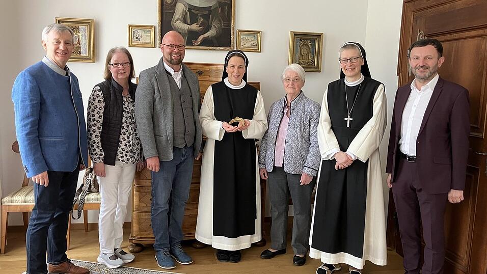 Besuch in Landshut (v.l.): Pfingstsachbearbeiter Sepp Barth, Renate Müller, Pfarrer Thomas Winderl, Schwester Anna, Luise Stemmer, Äbtissin Christiane Hansen und Bürgermeister Markus Hofmann. Besuch in Landshut (v.l.): Pfingstsachbearbeiter Sepp Barth, Renate Müller, Pfarrer Thomas Winderl, Schwester Anna, Luise Stemmer, Äbtissin Christiane Hansen und Bürgermeister Markus Hofmann.