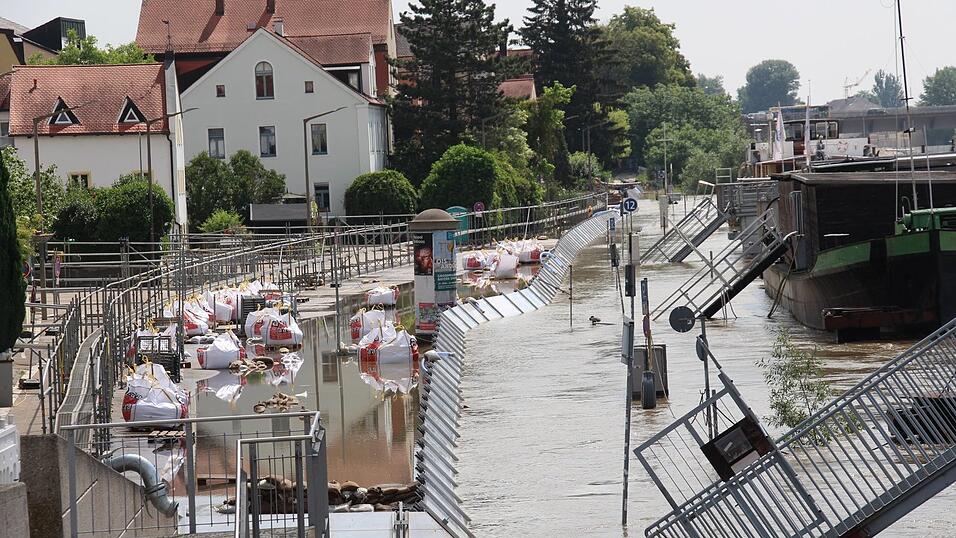 Ein Hubschrauber hatte zuvor Personal auf die Schiffe hinuntergelassen. Ein Hubschrauber hatte zuvor Personal auf die Schiffe hinuntergelassen.