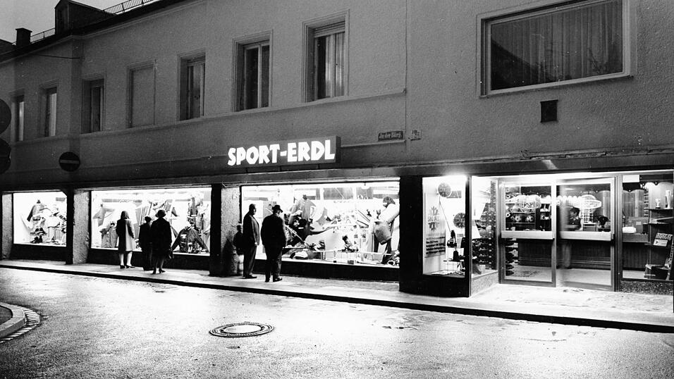 Gro&szlig;e Schaufenster nach dem Umbau 1968 fanden gro&szlig;en Anklang. Hier bin ich aufgewachsen, sagt Martin Erdl und zeigt auf das gro&szlig;e Fenster. 'Meine Oma hat immer aus dem Wohnzimmer rausgeschaut, wie viele Kunden kommen.' Heute befindet sich das Pfarrheim St. Jakob dort und Sport Erdl im Haus gegen&uuml;ber.