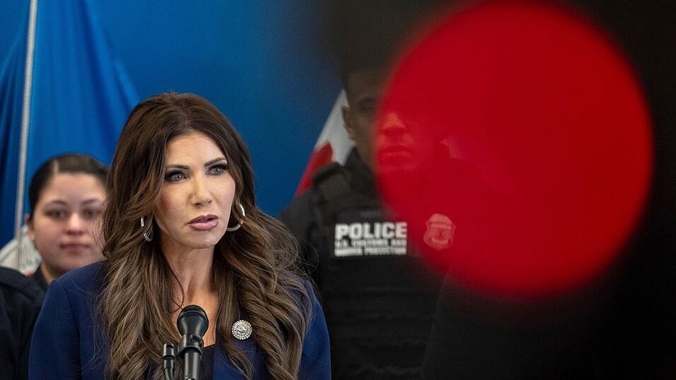 K&uuml;ndigt die Entsendung Hunderter weiterer Bundesbeamter nach Minneapolis an - US-Heimatschutzministerin Kristi Noem. (Archivbild)