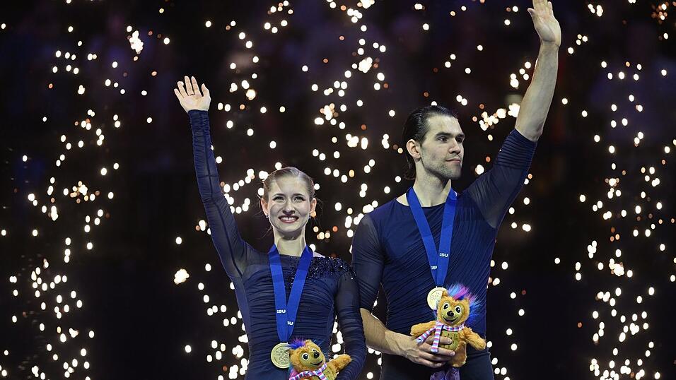 Minerva Hase (l) und Nikita Volodin feierten ihren Gold-Coup. Minerva Hase (l) und Nikita Volodin feierten ihren Gold-Coup.