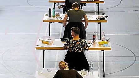 Gern und oft werden in der Turnhalle Abiturpr&uuml;fungen geschrieben.