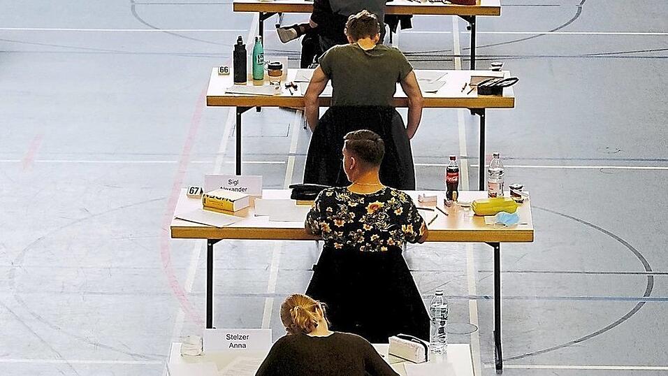 Gern und oft werden in der Turnhalle Abiturpr&uuml;fungen geschrieben.