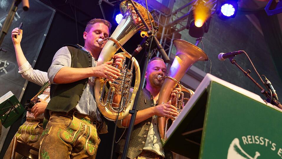 Als die Kapelle Josef Menzl am Montag, 10. August, im Festzelt Weckmann aufspielte, war die Stimmung ausgelassen. Als die Kapelle Josef Menzl am Montag, 10. August, im Festzelt Weckmann aufspielte, war die Stimmung ausgelassen.