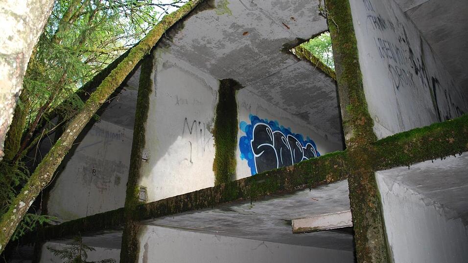 Anfang der 1970er-Jahre waren nahe dem heutigen Sibyllenbad zwei Sanatorien mit Kurmittelhaus aus dem Boden gestampft worden. Die Überreste sind mehrere Hundert Meter lang, etwa 100 Meter breit und zwei Stockwerke hoch. Heute prangen Graffiti an den Wänden. Anfang der 1970er-Jahre waren nahe dem heutigen Sibyllenbad zwei Sanatorien mit Kurmittelhaus aus dem Boden gestampft worden. Die Überreste sind mehrere Hundert Meter lang, etwa 100 Meter breit und zwei Stockwerke hoch. Heute prangen Graffiti an den Wänden.