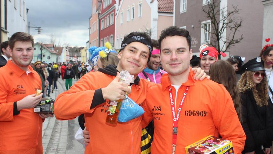 Beste Stimmung herrschte beim Rosenmontagszug in Geisenhausen.