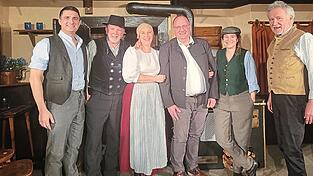 Drei Geiselhöringer waren oder sind im Ensemble der Münchner Iberl-Bühne. Aktuell setzt Leo Hofmeier (links) die Tradition von Luise Kinseher und Max Joseph Held fort. Bürgermeister Herbert Lichtinger (3. v. r.) stattete dem Volkstheater einen Besuch ab und wurde auf die Bühne gebeten.