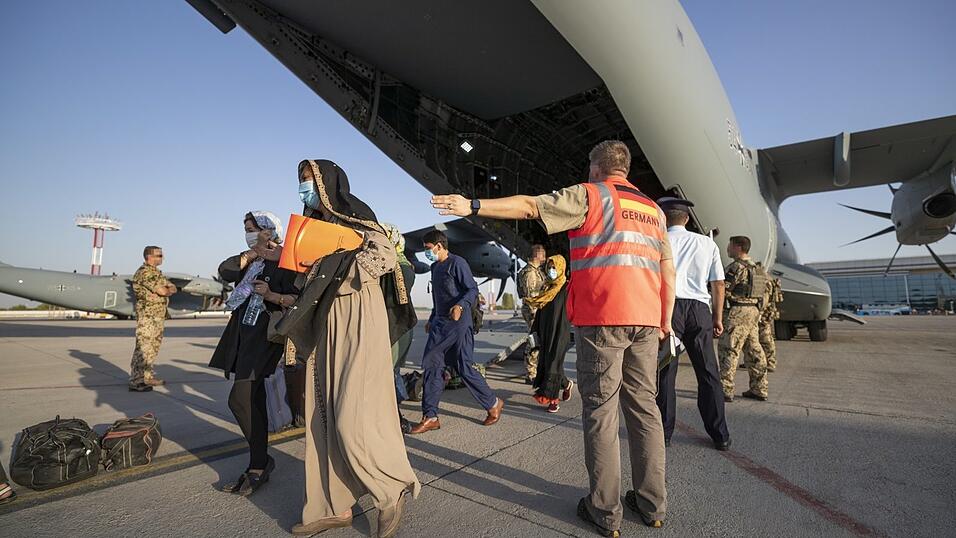 Schutzbedürftige Menschen betreten 2021 im Rahmen der Evakuierungen von Ortskräften in Taschkent (Usbekistan) kurz nach dem Flug aus Kabul sicheren Boden zum Weiterflug nach Deutschland (Archiv). Schutzbedürftige Menschen betreten 2021 im Rahmen der Evakuierungen von Ortskräften in Taschkent (Usbekistan) kurz nach dem Flug aus Kabul sicheren Boden zum Weiterflug nach Deutschland (Archiv).