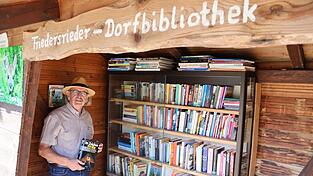 Mit gut 250 Büchern bietet die Friedersrieder Dorfbibliothek eine breite Auswahl vom Roman bis zum Sachbuch. Initiator Georg Fritsch schaut seit fünf Jahren einmal wöchentlich nach dem Rechten, sortiert alte Bücher aus und neue wieder ein. Mit gut 250 Büchern bietet die Friedersrieder Dorfbibliothek eine breite Auswahl vom Roman bis zum Sachbuch. Initiator Georg Fritsch schaut seit fünf Jahren einmal wöchentlich nach dem Rechten, sortiert alte Bücher aus und neue wieder ein.