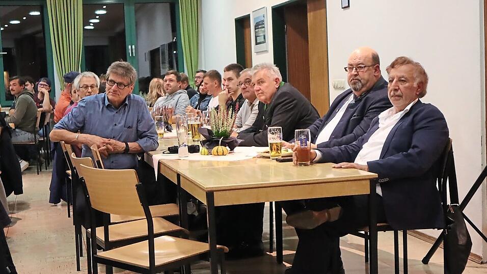 Eine stattliche Anzahl an Moosburger &bdquo;Politprominenz&ldquo; war bei der Hauptversammlung der Feuerwehr dabei.