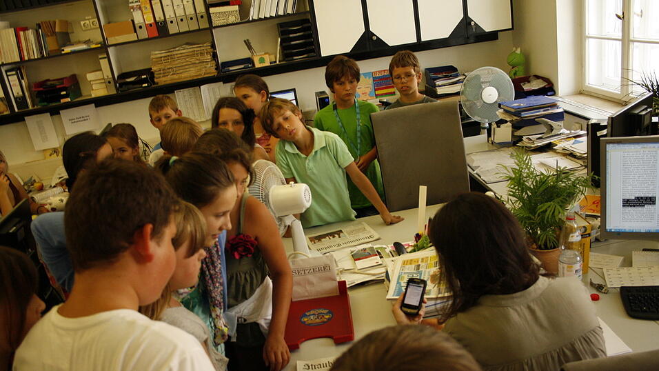 Die 4a und 4b der Grundschule Alburg besuchte am Donnerstag, 11. Juli, zusammen mit ihren Lehrerinnen Frau Scheer und Frau Schill das Verlagshaus des Straubinger Tagblatts. (Foto: Pfeffer) Die 4a und 4b der Grundschule Alburg besuchte am Donnerstag, 11. Juli, zusammen mit ihren Lehrerinnen Frau Scheer und Frau Schill das Verlagshaus des Straubinger Tagblatts. (Foto: Pfeffer)